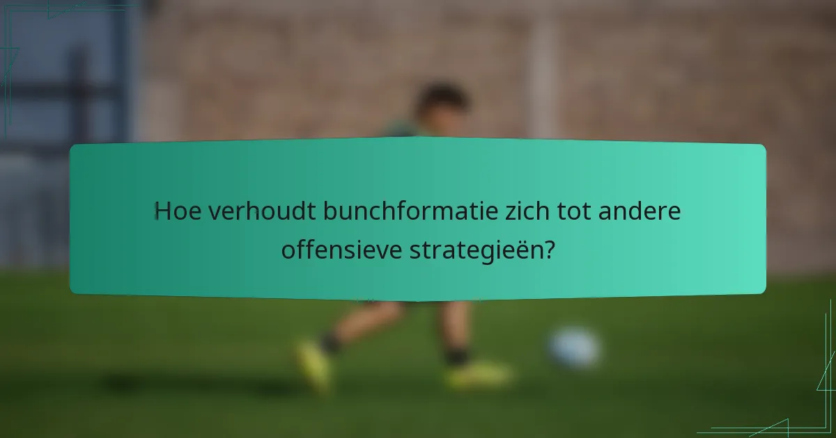 Hoe verhoudt bunchformatie zich tot andere offensieve strategieën?